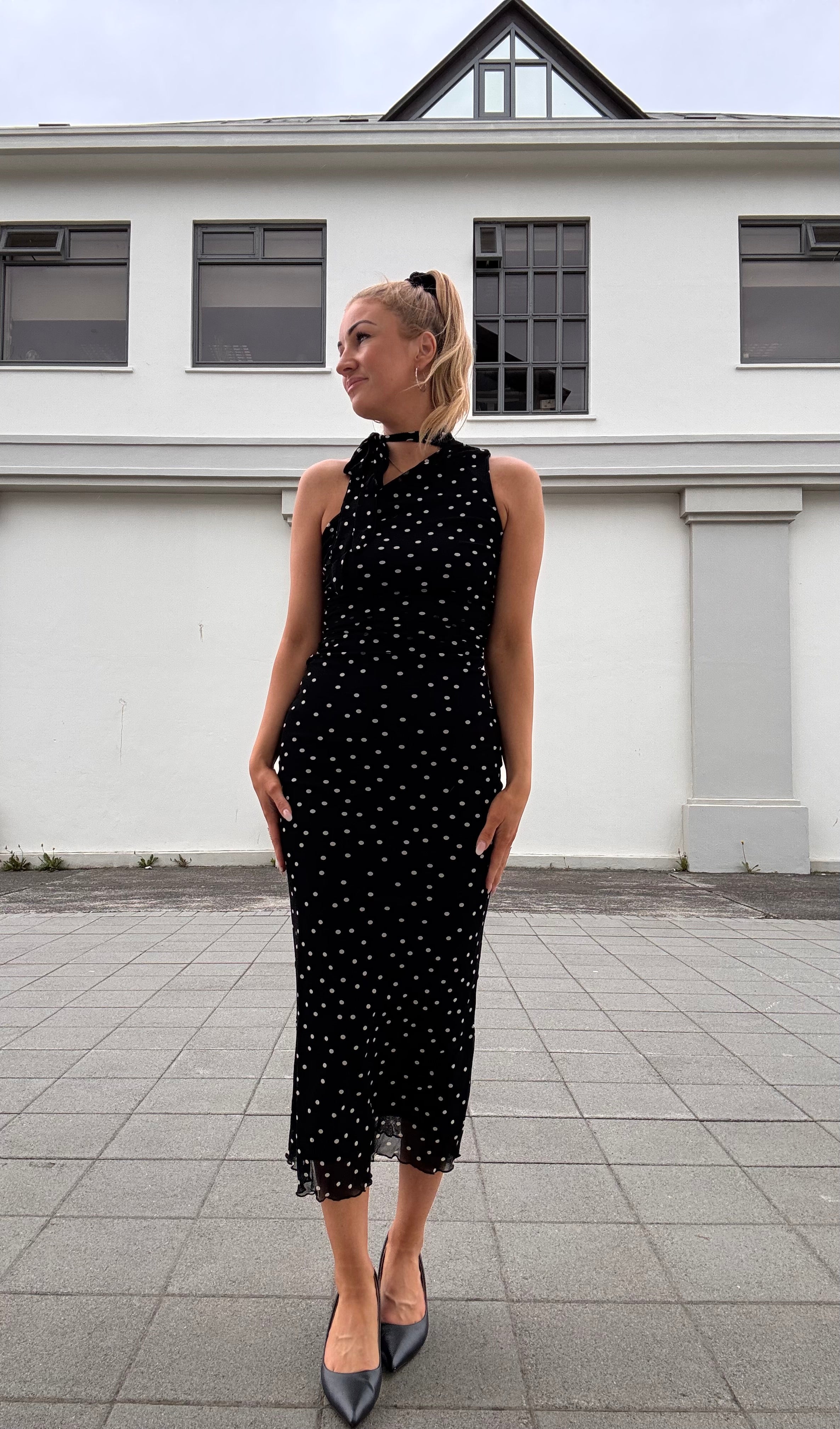 Zemanny polka dot kjóll - svartur