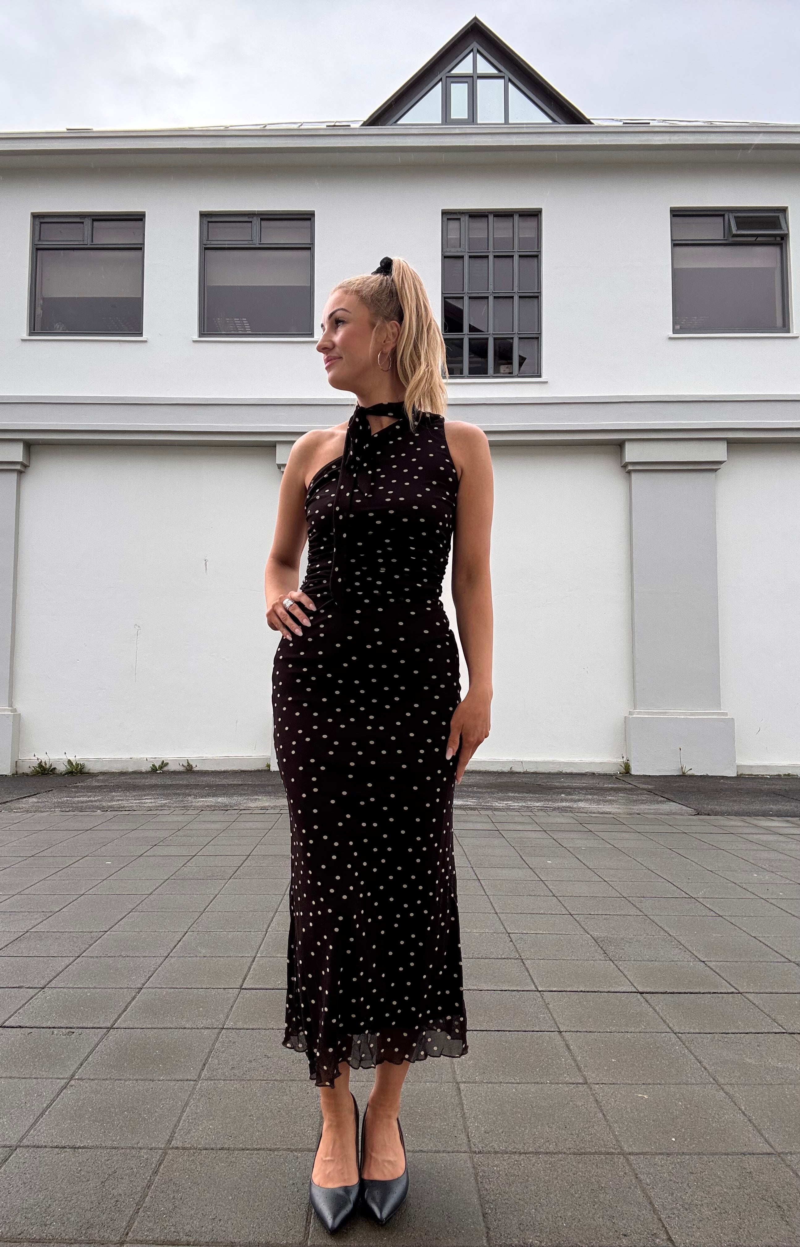 Zemanny polka dot kjóll - brúnn