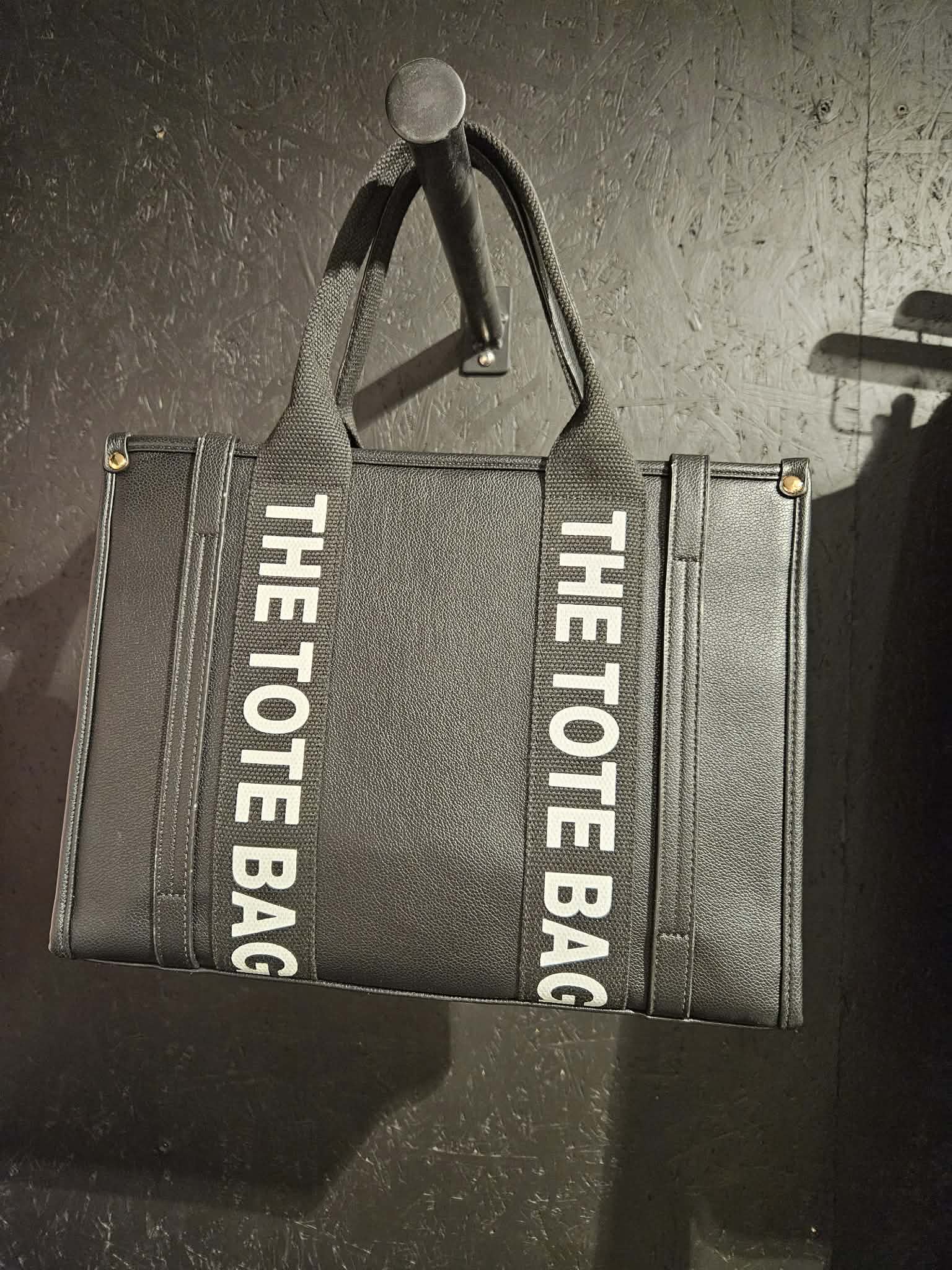 Tote bag stór - svört með hvítum stöfum