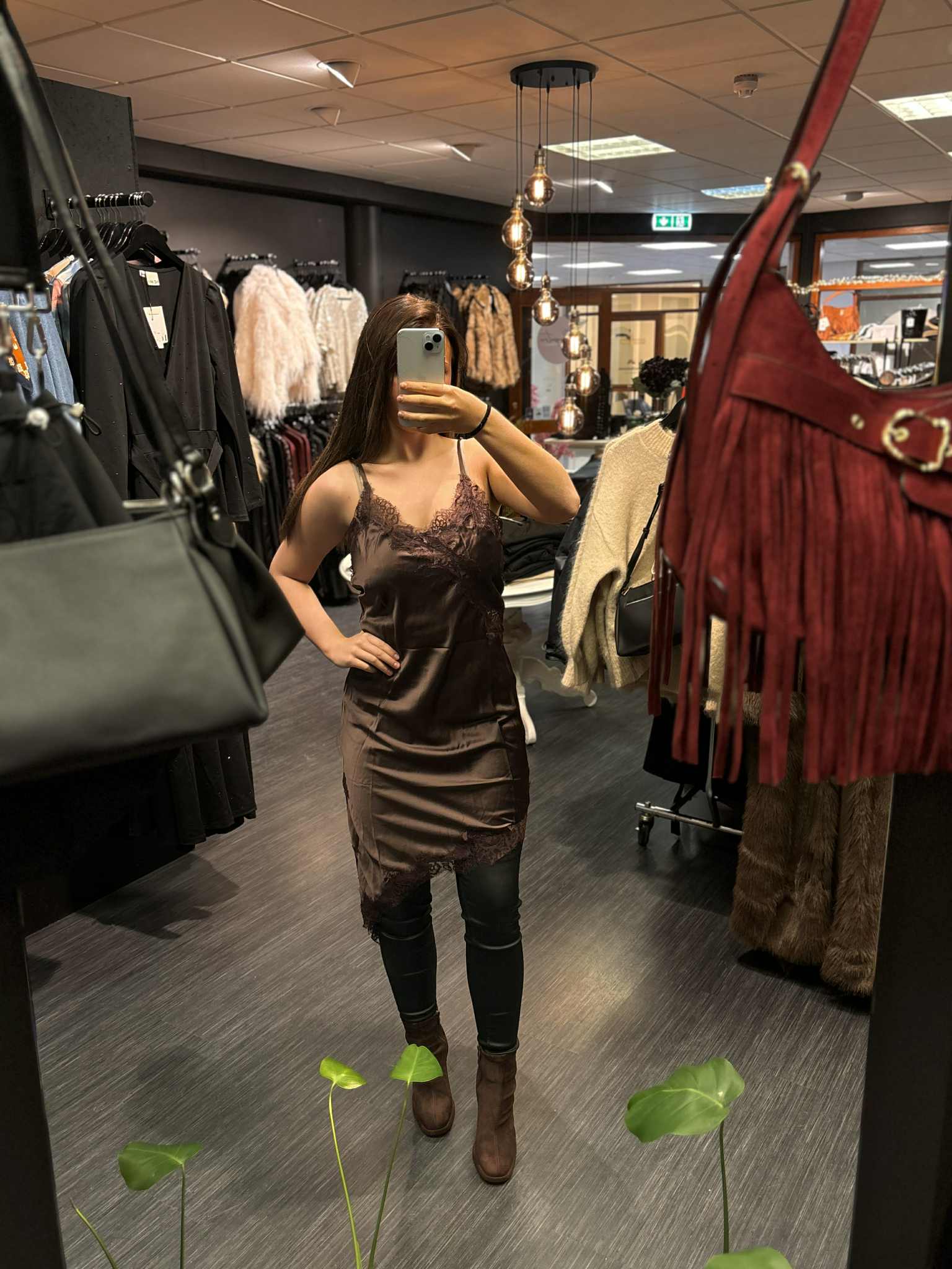 Jasmin blúndukjóll - brúnn