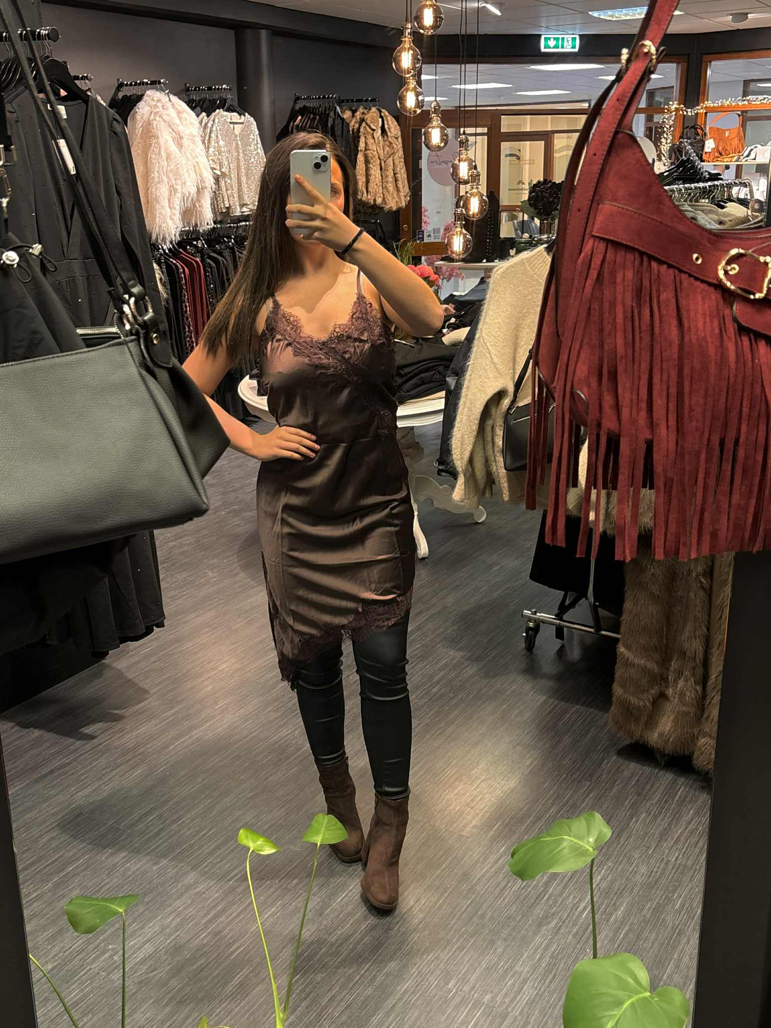 Jasmin blúndukjóll - brúnn