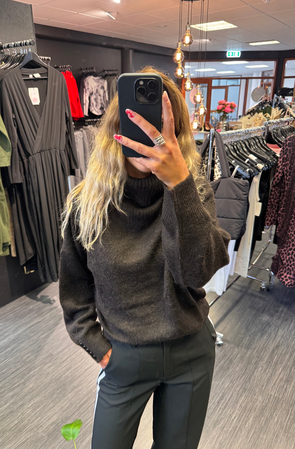 Kamara peysa - dökkbrún
