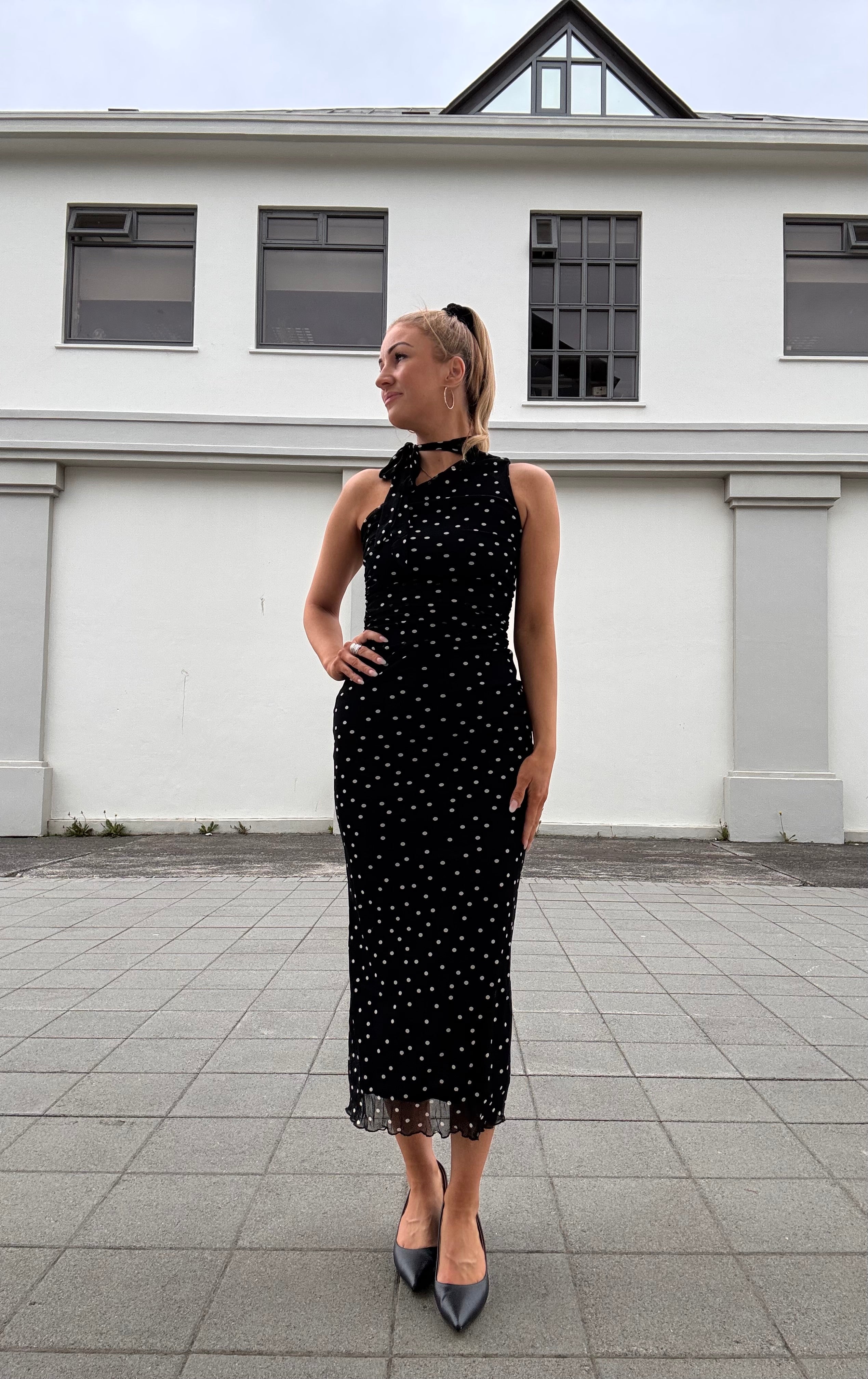 Zemanny polka dot kjóll - svartur
