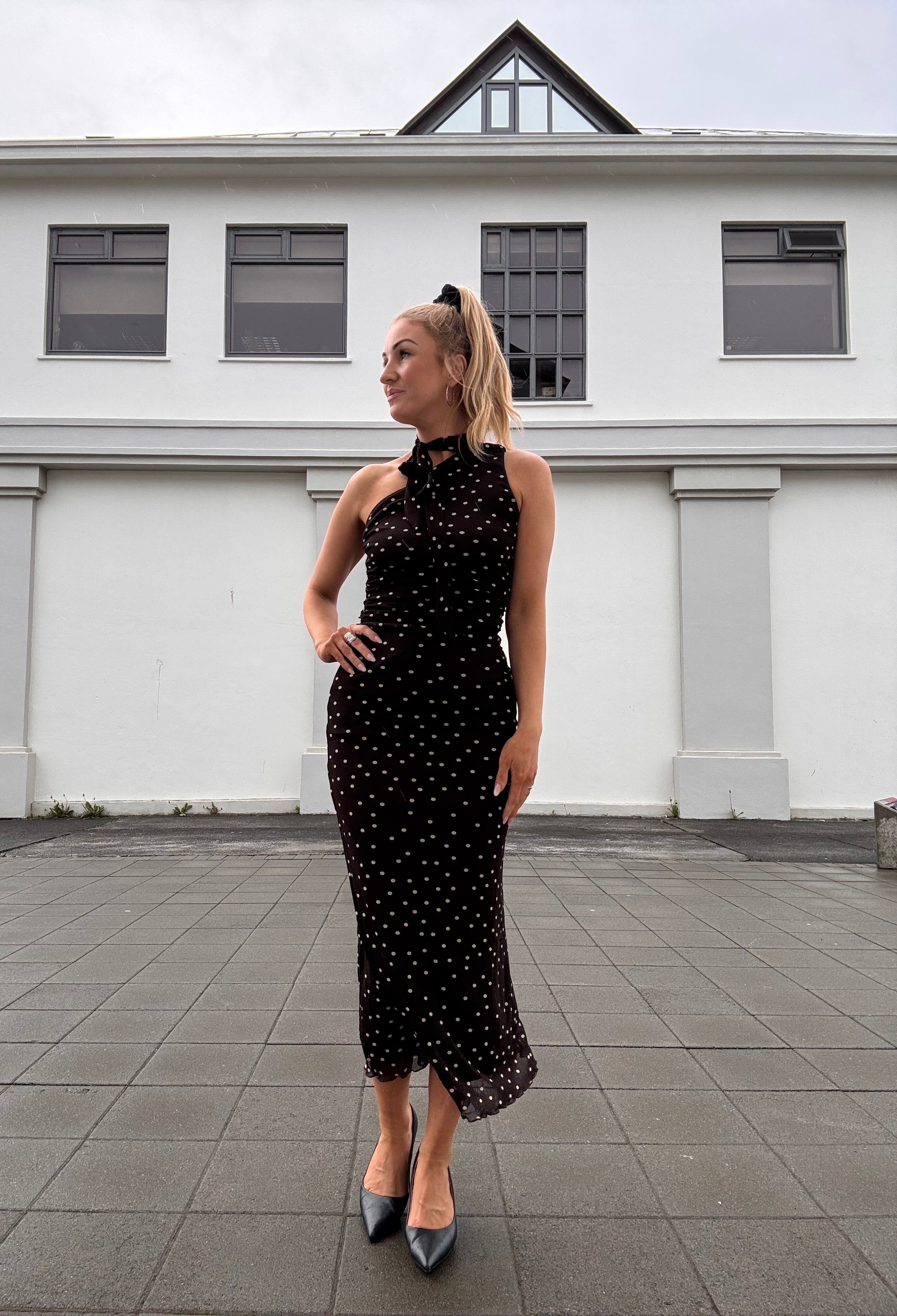 Zemanny polka dot kjóll - brúnn